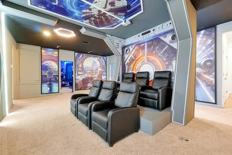 Sala de cinema com temática espacial
