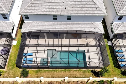 Piscina e área externa da casa