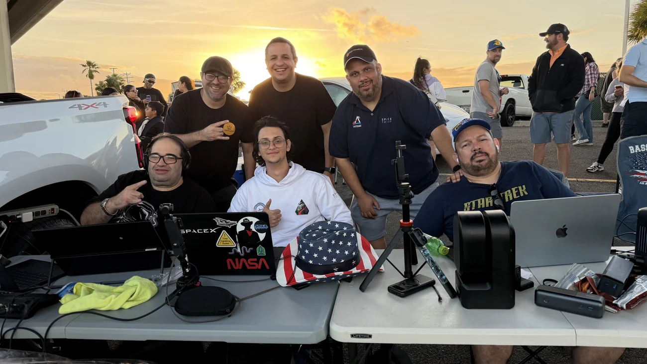 Equipe Space Today reunida durante a transmissão da Artemis 2 em Titusville